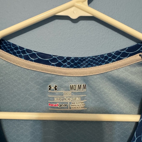 Blue medium under armour loose v-neck tee - Picture 3 of 3